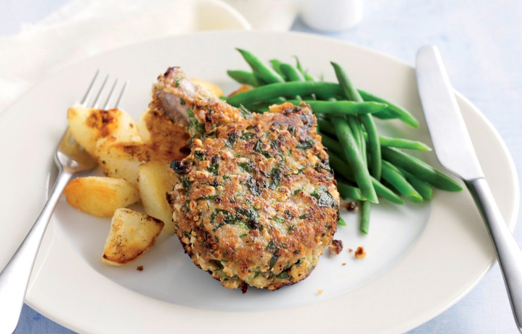Cashew-coated lamb with sautéed potatoes Cashew-coated lamb with sautéed potatoes