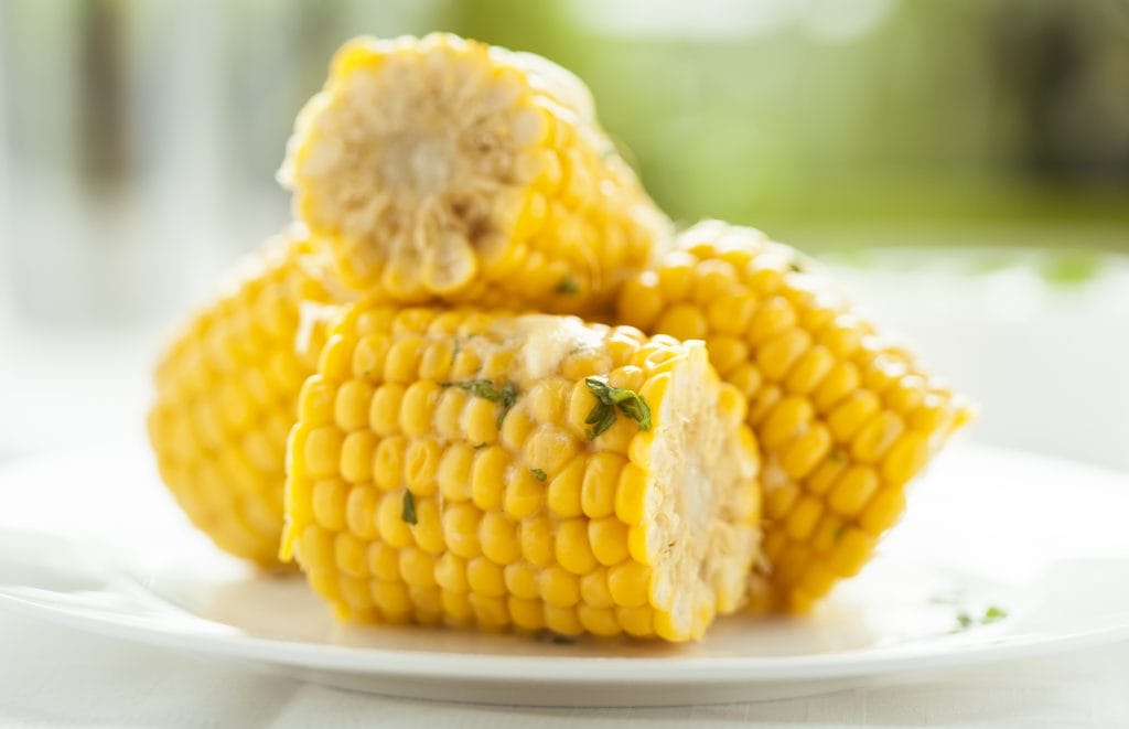 Corn on the cob with garlic and chive butter Corn on the cob with garlic and chive butter