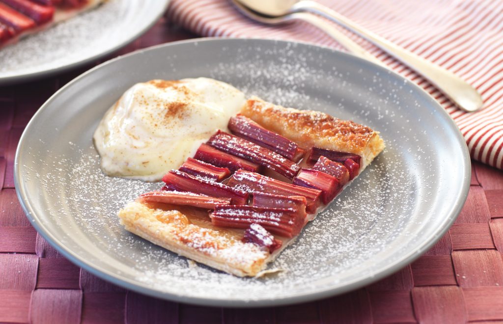 Honey rhubarb tart with vanilla and cinnamon yoghurt Honey rhubarb tart with vanilla and cinnamon yoghurt