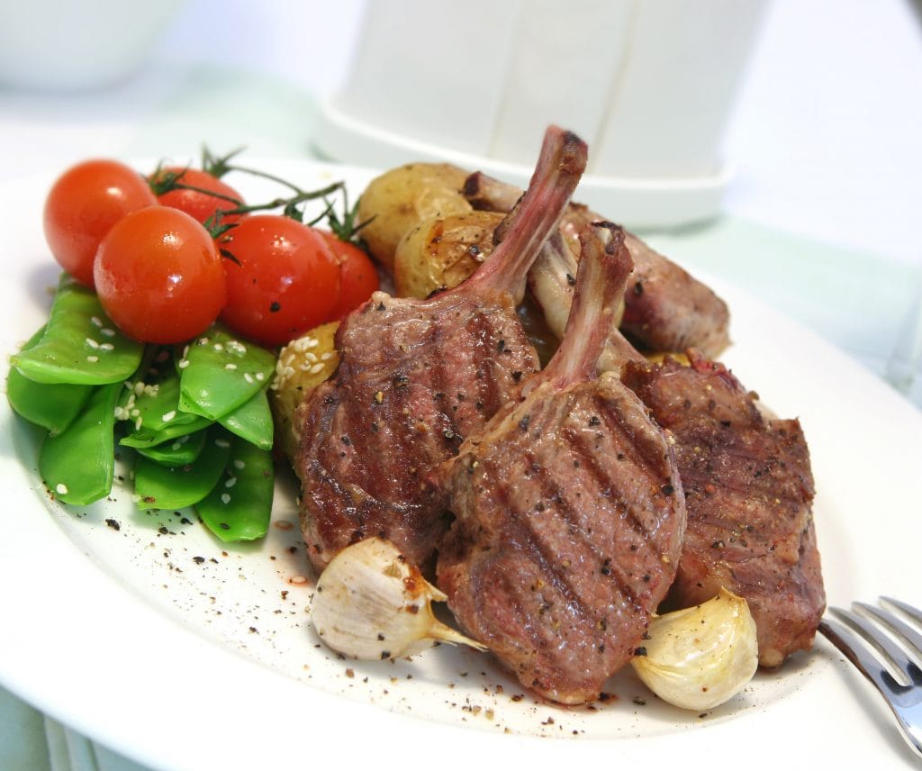 Lamb cutlets with yoghurt, mint and cucumber sauce Lamb cutlets with yoghurt, mint and cucumber sauce
