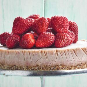 Raw strawberry cake