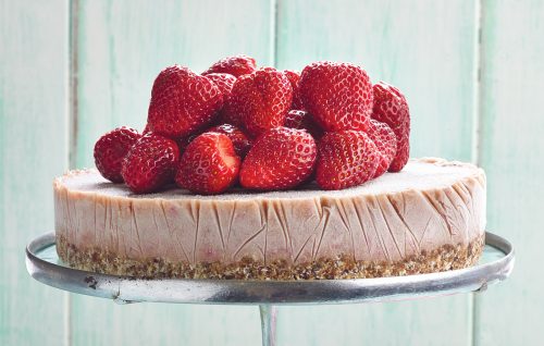 Raw strawberry cake