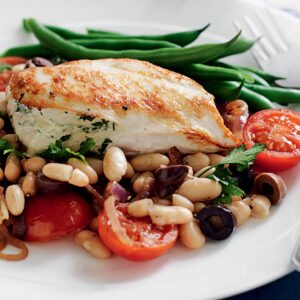 Garlic chicken with beans, tomato and olives
