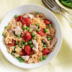 Oven-baked tuna and pea risotto