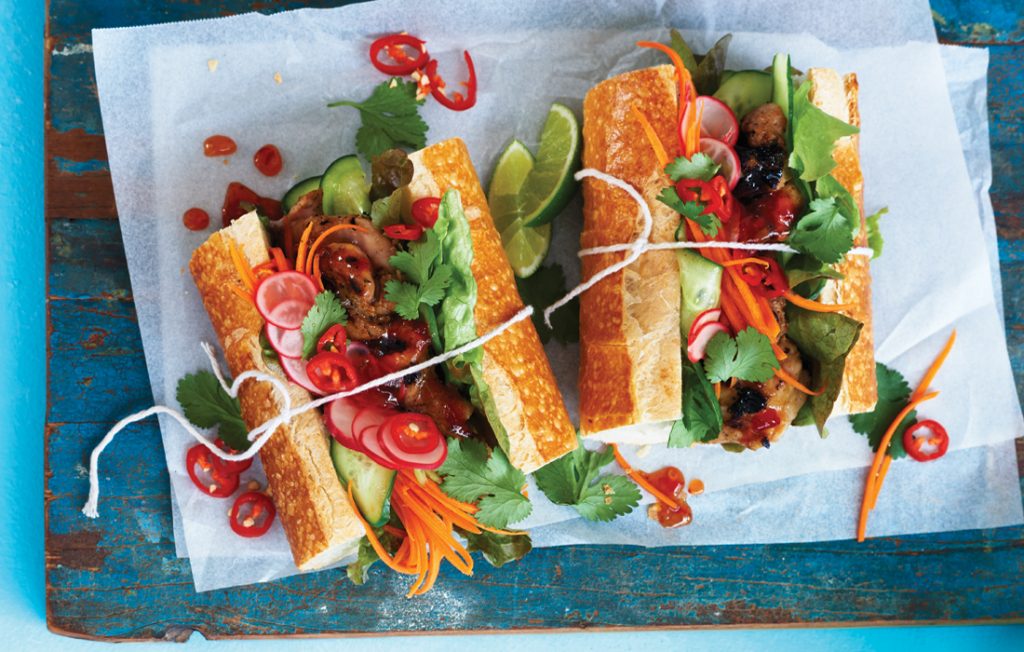 Sticky chicken bánh mì