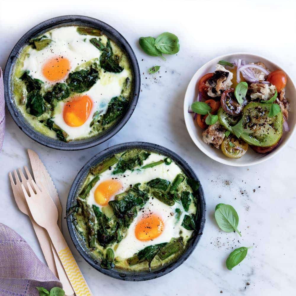 Baked green eggs with bread salad Baked green eggs with bread salad