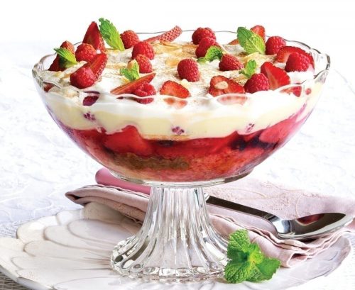 Berry trifle with cranberry jelly