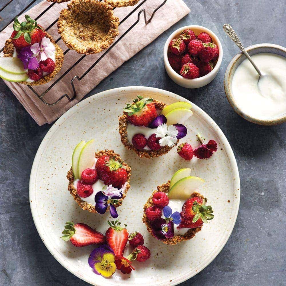 Granola bowls with fruity yoghurt Granola bowls with fruity yoghurt