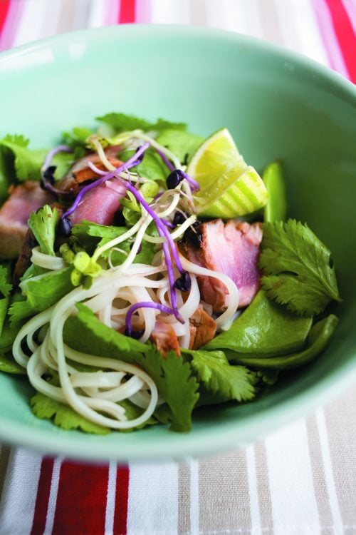 Honey-glazed tuna with noodles