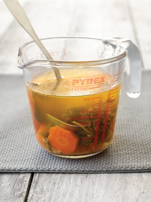 Low-FODMAP slow-cooker chicken stock