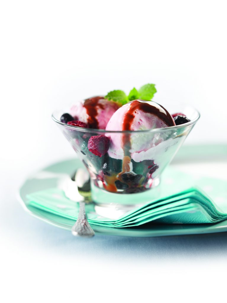 Low-fat yoghurt ice cream sundaes Low-fat yoghurt ice cream sundaes