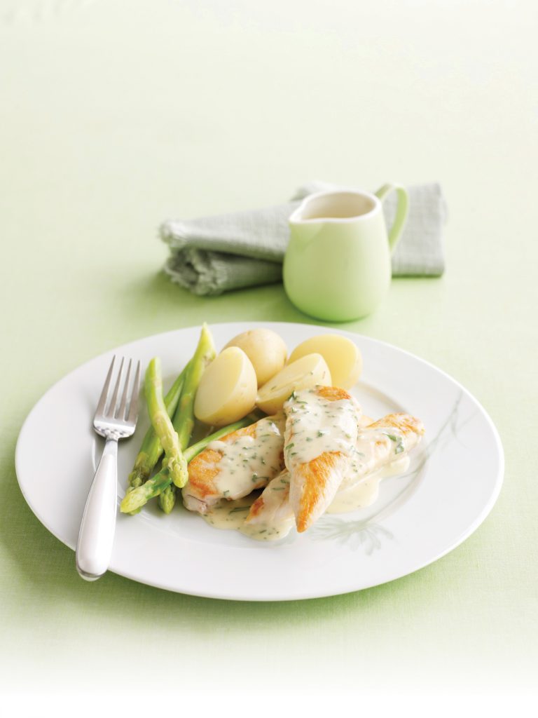 Pan-fried chicken with creamy, herby sauce Pan-fried chicken with creamy, herby sauce