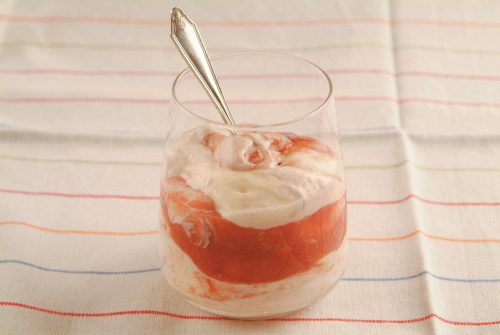 Rhubarb and yoghurt fool