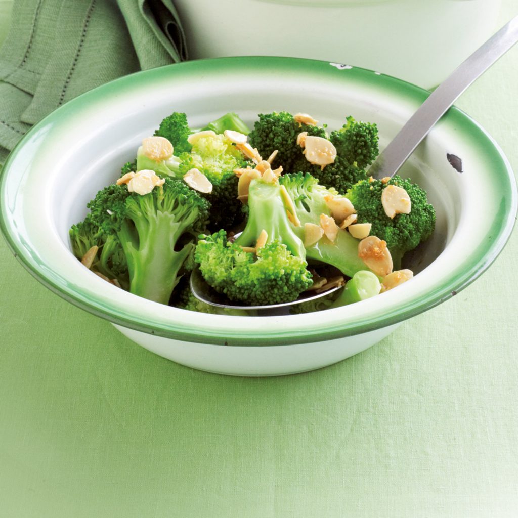 Sautéed broccoli with garlic and almonds Sautéed broccoli with garlic and almonds
