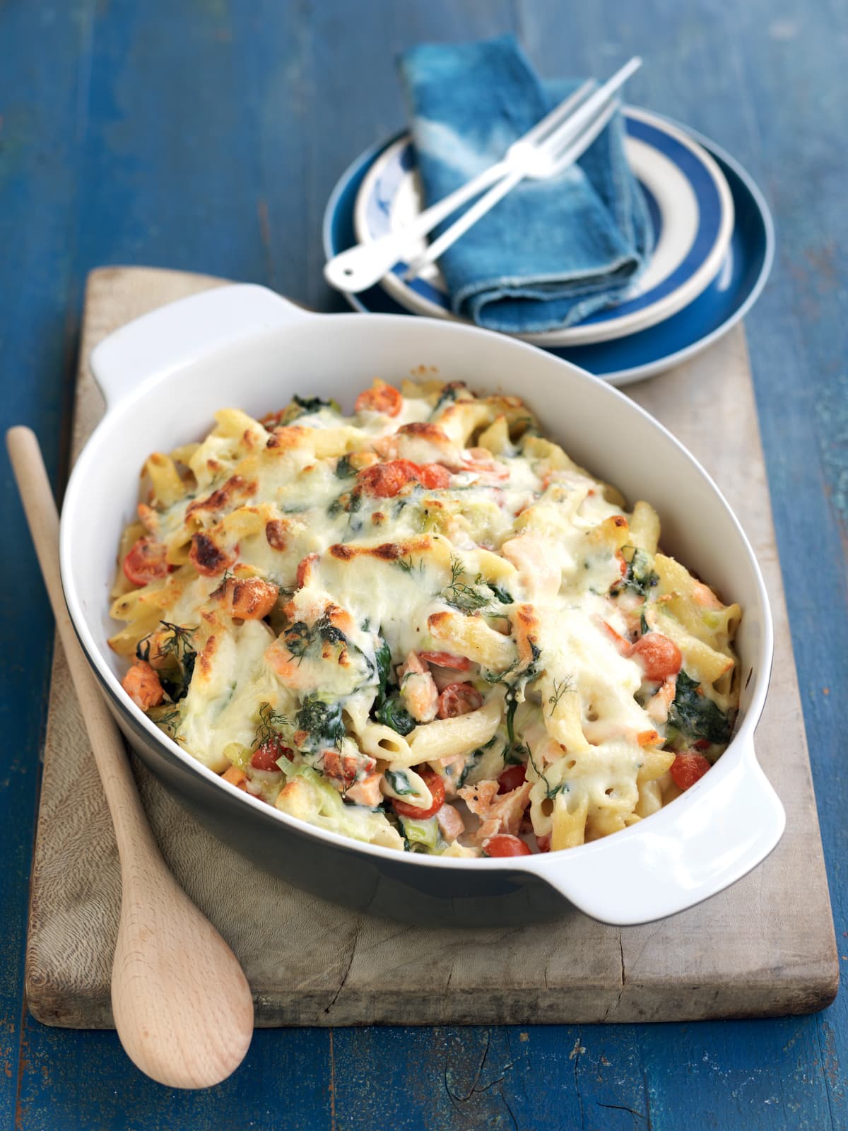 Smoked salmon, leek and spinach pasta bake Healthy Food Guide(02)