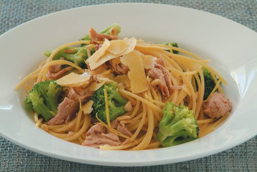 Spaghetti with tuna, lemon and broccoli