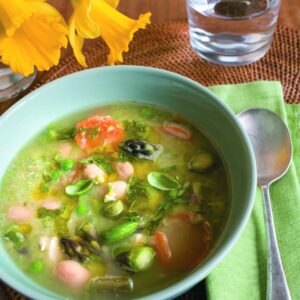 Spring broth of chicken and asparagus with basil sauce