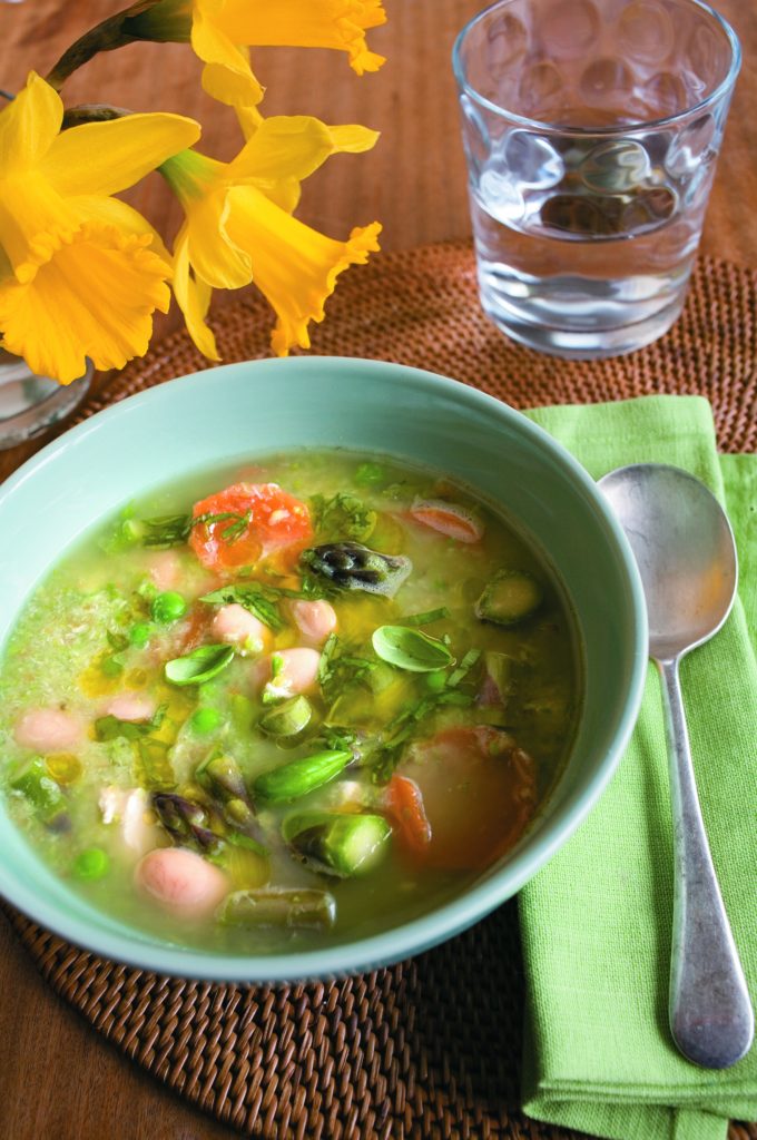 Spring broth of chicken and asparagus with basil sauce Spring broth of chicken and asparagus with basil sauce