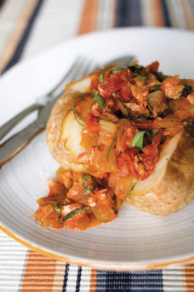 Tuna and basil sauce in jacket potatoes Tuna and basil sauce in jacket potatoes