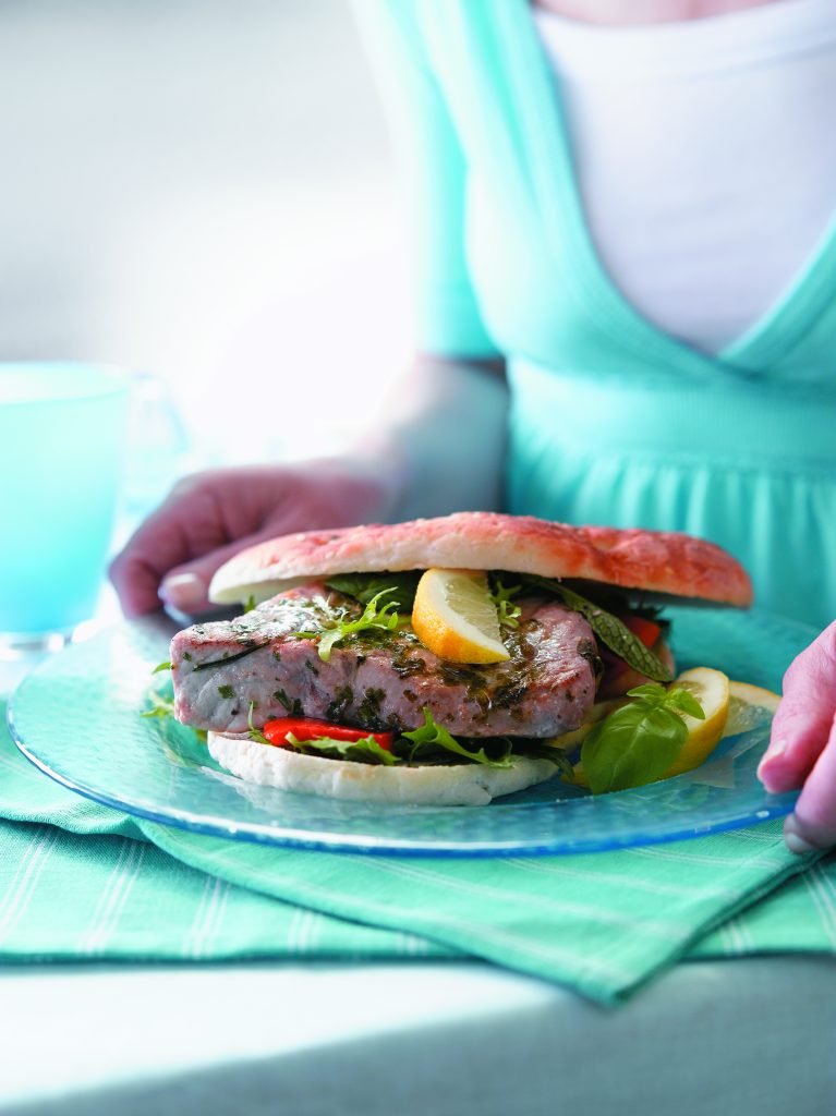 Tuna burger with lemon dressing Tuna burger with lemon dressing