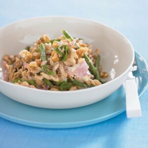 Wholemeal pasta with beans and walnut sauce