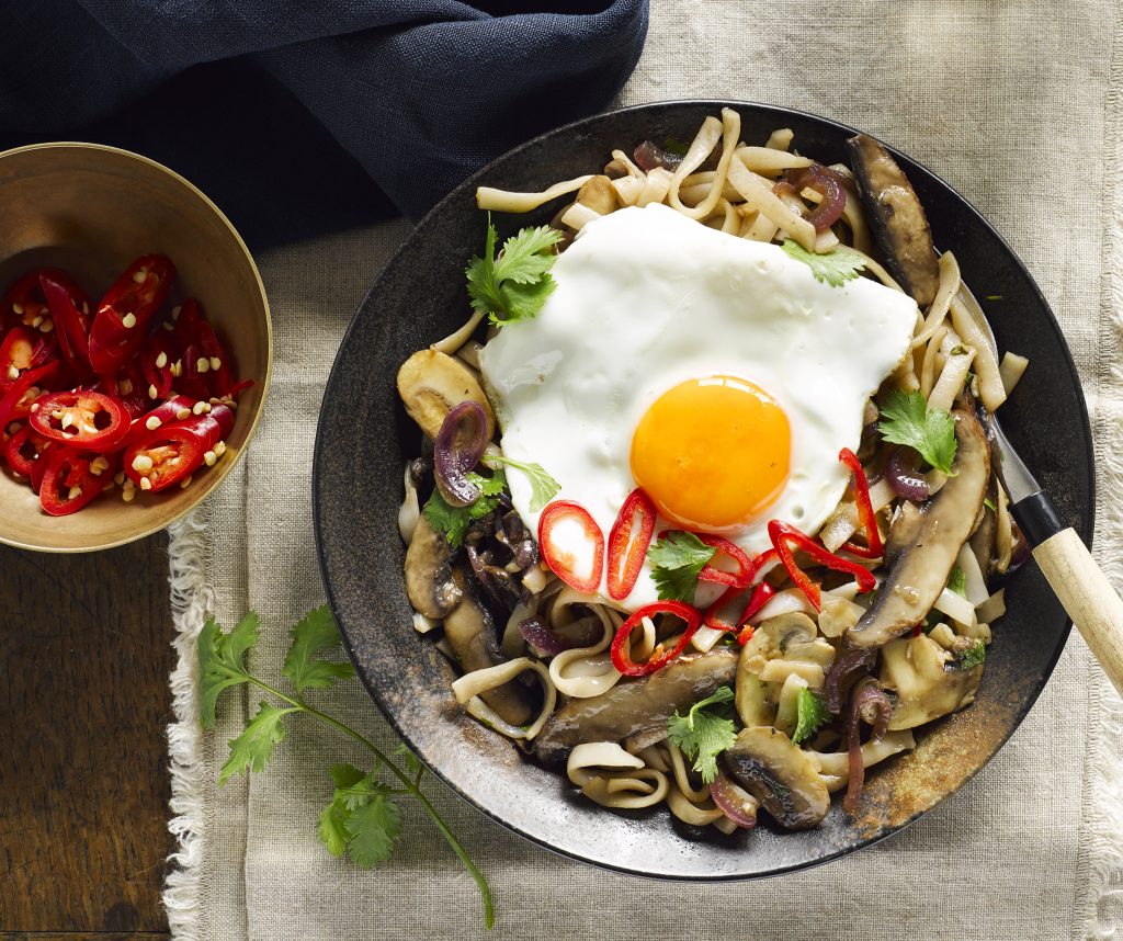 Mushroom noodle stir-fry with fried egg - Healthy Food Guide