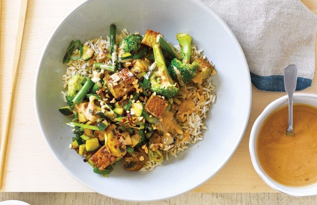 Vege stir-fry with ginger and spicy peanut sauce Vege stir-fry with ginger and spicy peanut sauce