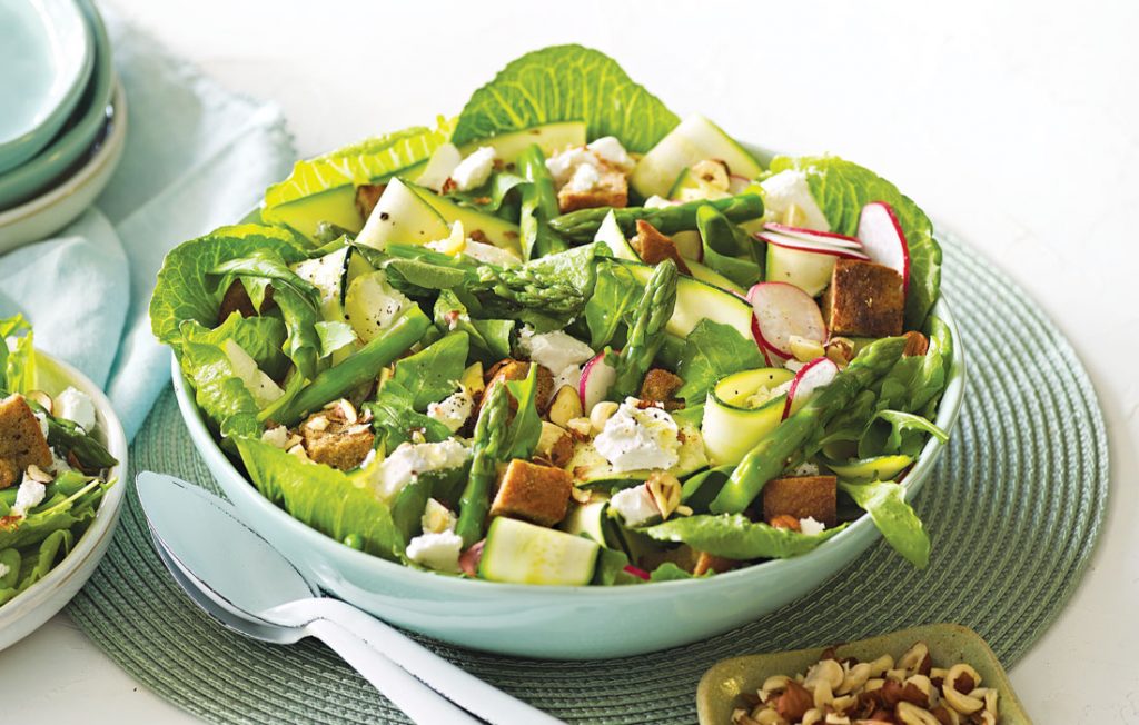 Spring salad with asparagus, goats’ cheese and hazelnuts