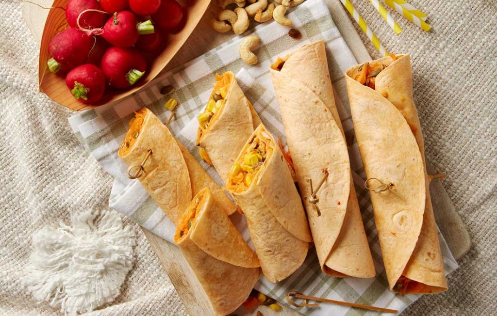 Tomato hummus pinwheel wraps Tomato hummus pinwheel wraps