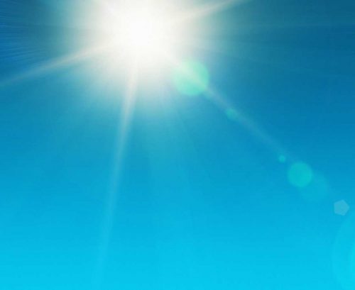 Sun shining in a blue sky