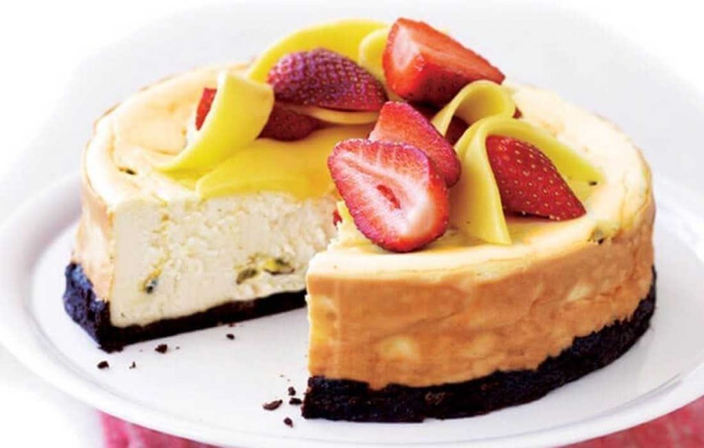 Healthier baked cheesecake with fresh fruit Healthier baked cheesecake with fresh fruit