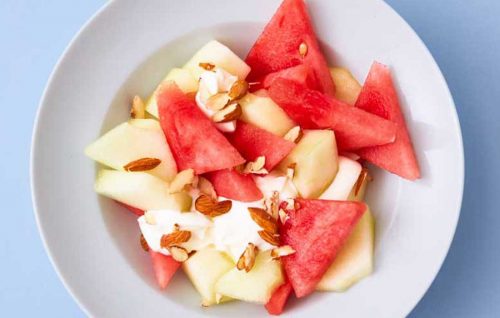 High-protein breakfast bowl with melon and yoghurt