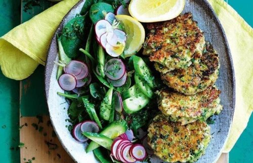 Quinoa, tuna and broccoli fritters with herby lemon yogurt