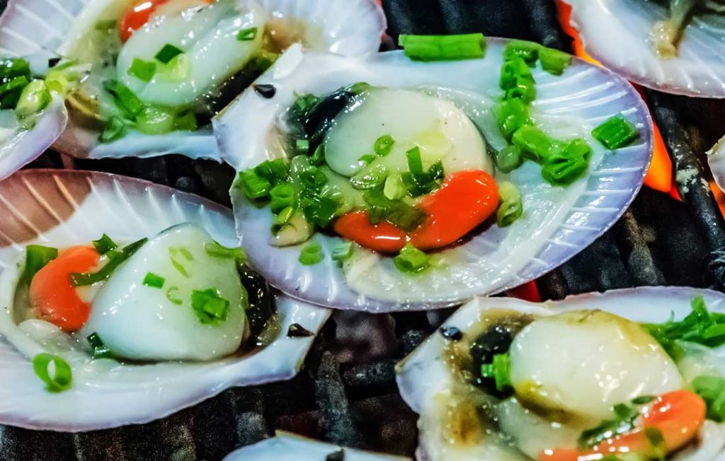 Steamed scallops in the shell Steamed scallops in the shell