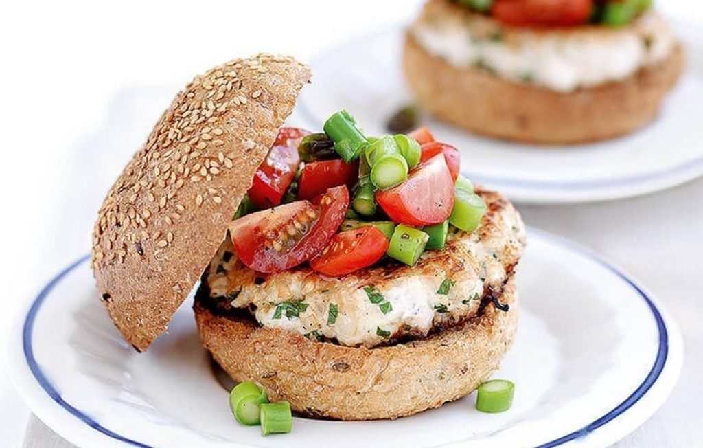 Chicken burgers with chunky salsa Chicken burgers with chunky salsa
