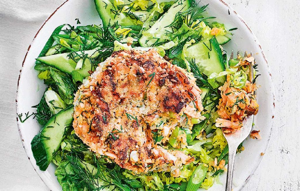 Smoked salmon and sweet potato cakes with green salad Smoked salmon and sweet potato cakes with green salad