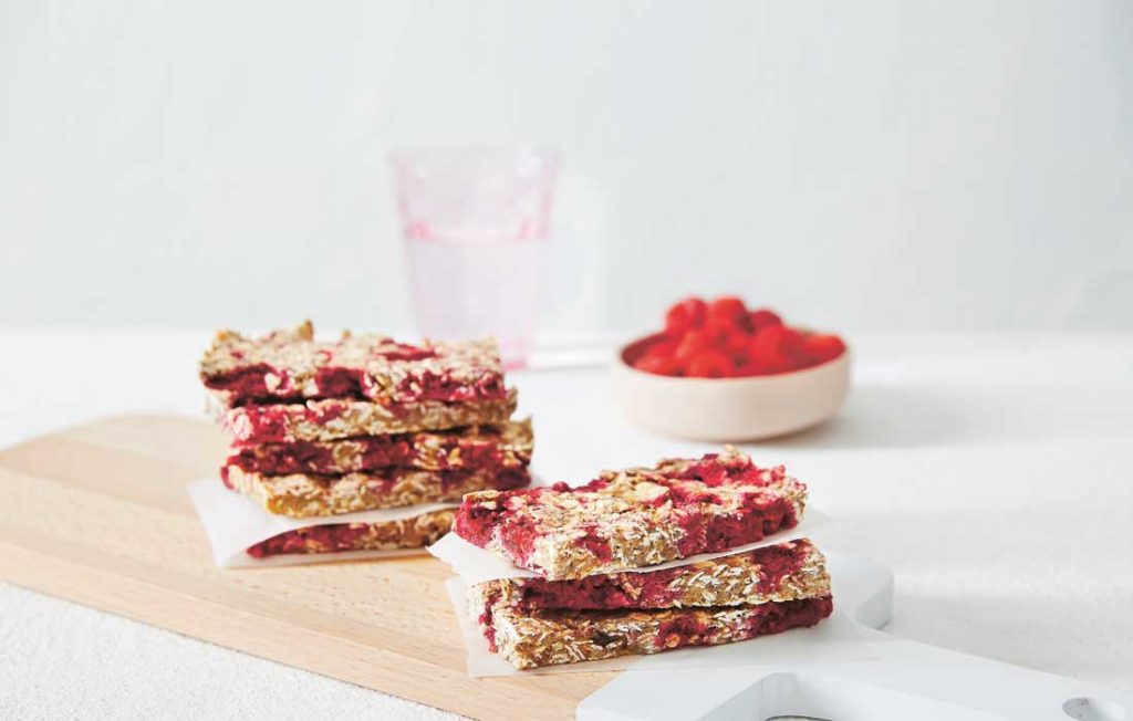 Chewy raspberry oat bars Chewy raspberry oat bars