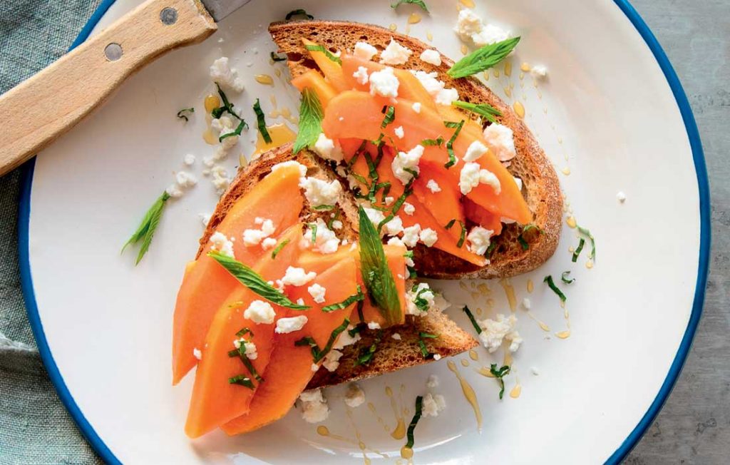Papaya, goat’s cheese and honey toast Papaya, goat’s cheese and honey toast