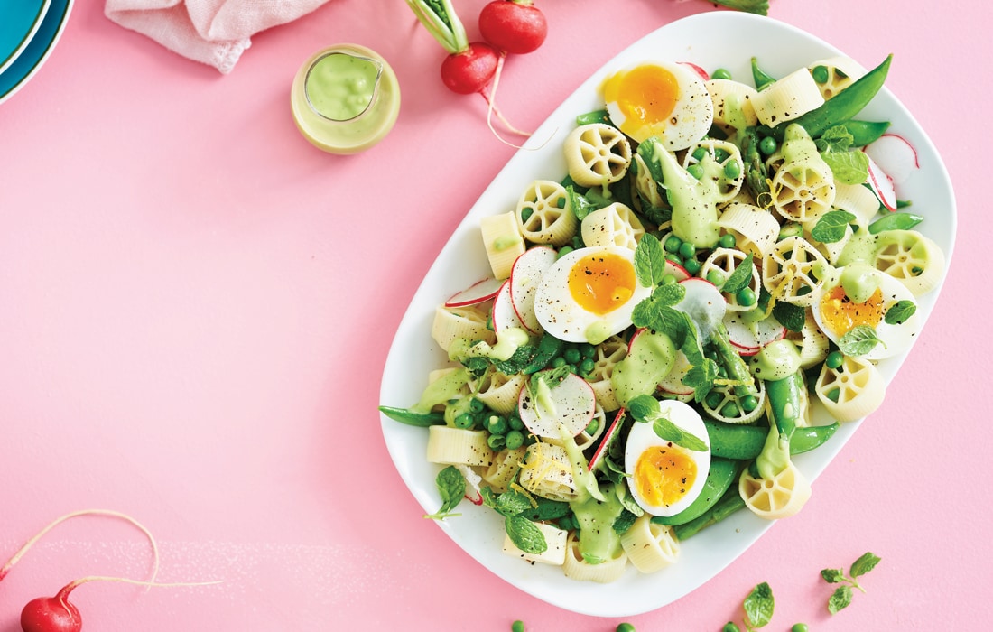 Pasta, pea and radish salad with egg