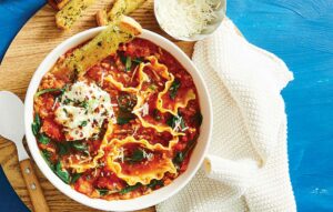 Cheesy lasagne soup with garlic toast dippers Cheesy lasagne soup with garlic toast dippers