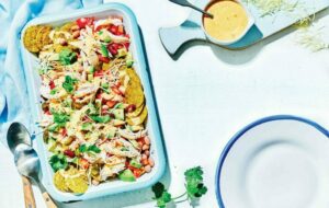 Barbecued chicken and bean nachos