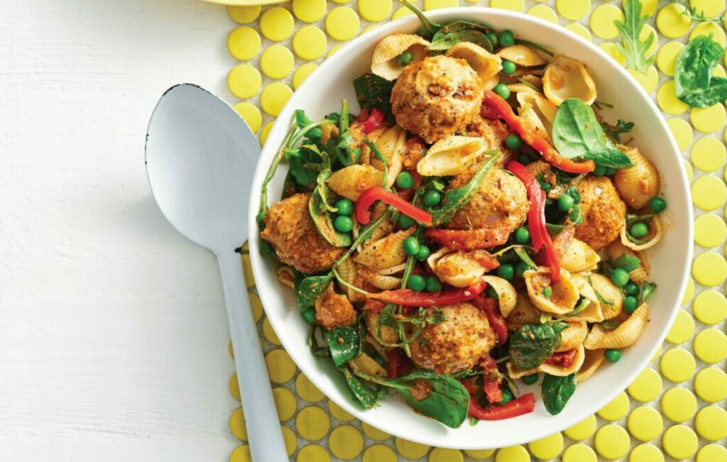 Chicken pesto meatballs with green peas and pasta Chicken pesto meatballs with green peas and pasta