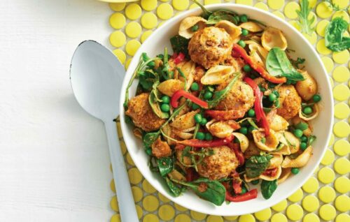 Chicken pesto meatballs with green peas and pasta