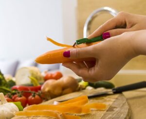 Fruit and veg: is it better to peel them?