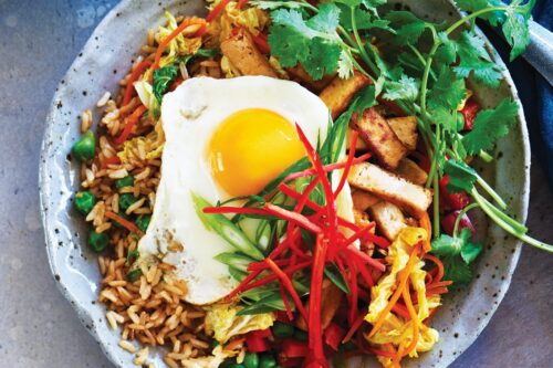 Quick fried rice with tofu, Chinese cabbage and peas