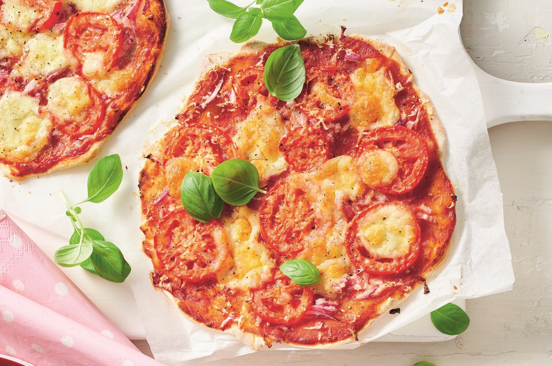 Margherita pizza with tomato salad