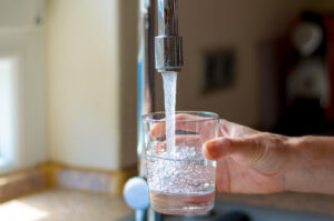 Is cold water bad for you? What about drinking from the hose or tap? The facts behind 5 water myths