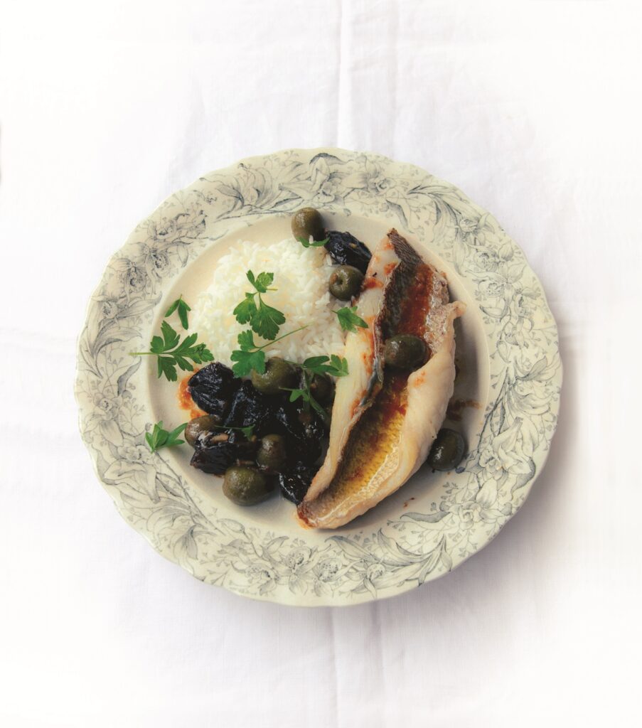 Psari me damaskevmata (Fish fillets with prunes)